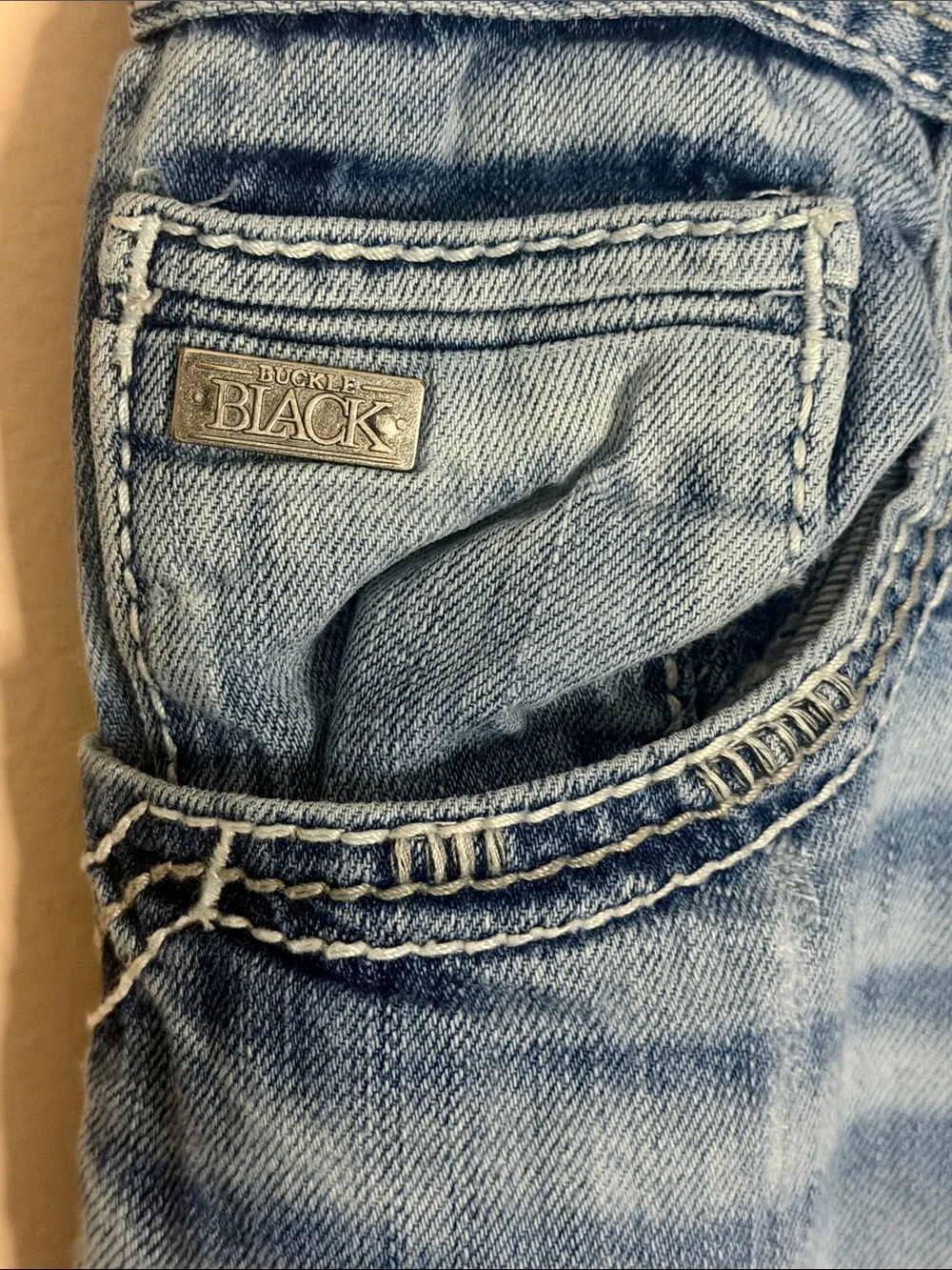 Buckle Men's Relaxed Jeans - Light Blue Wash